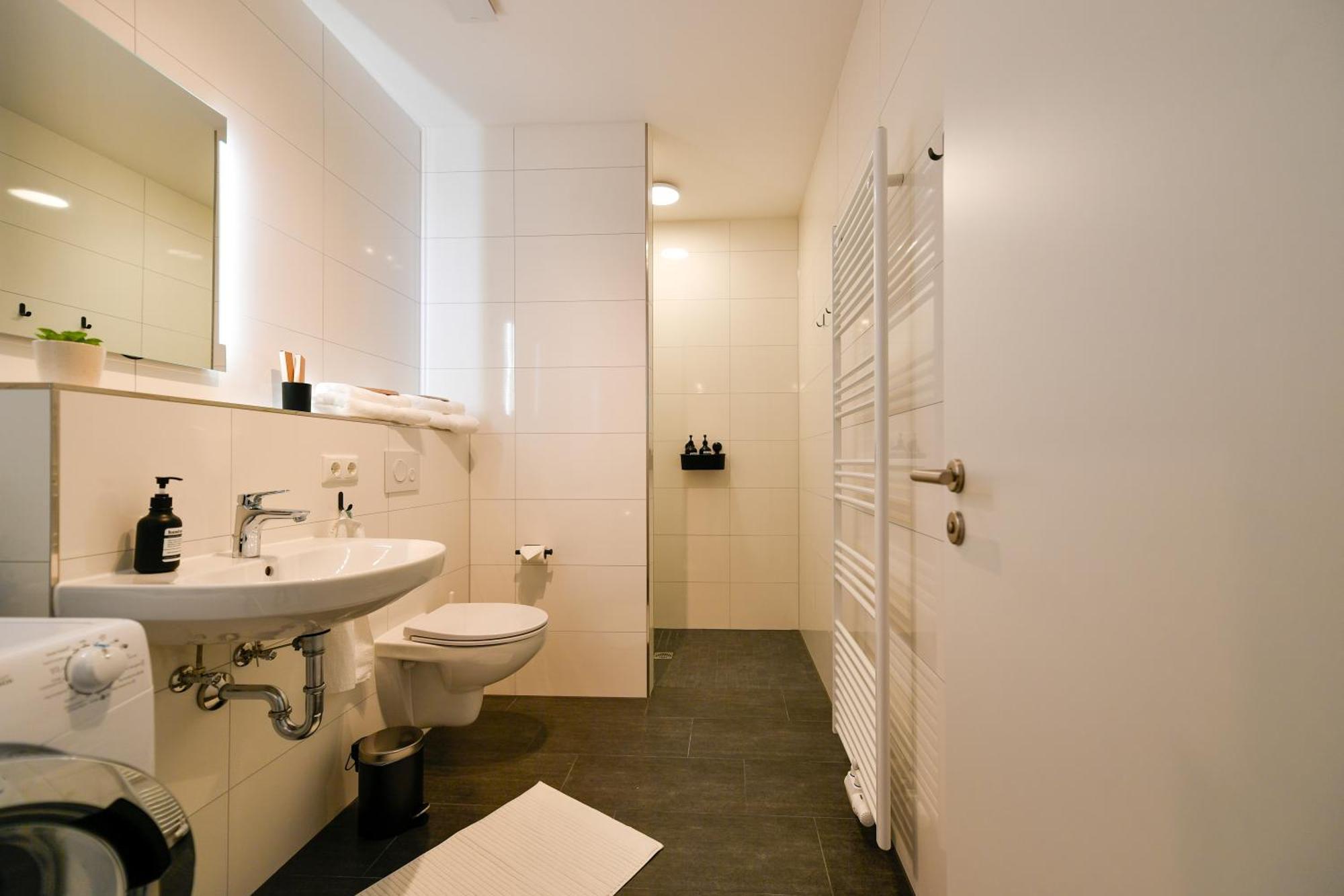 Ferienwohnungen Am Theater - Modern, Zentral Und Ruhig Mit Kueche, Waschtrockner, Netflix, Wlan Und Parkplatz- 2 Zimmer, 52 Qm Cottbus Exterior photo