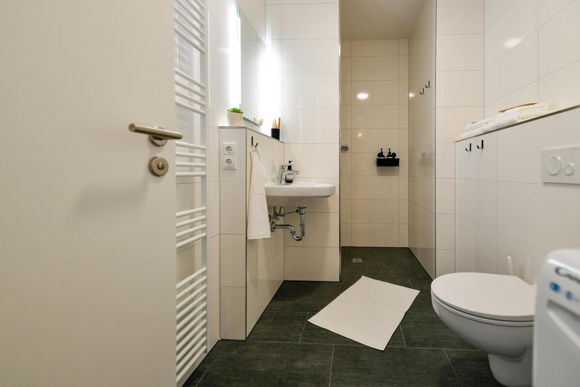 Ferienwohnungen Am Theater - Modern, Zentral Und Ruhig Mit Kueche, Waschtrockner, Netflix, Wlan Und Parkplatz- 2 Zimmer, 52 Qm Cottbus Room photo